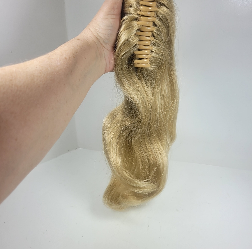 Blonde Women's Pony Tail Clip Hair Extension - Picture 4 of 9
